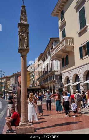 Verona, Italien - 13. Juli 2022 - das Herz der Stadt, Piazza Bra, mit der monumentalen Arena an einem sonnigen Tag Stockfoto