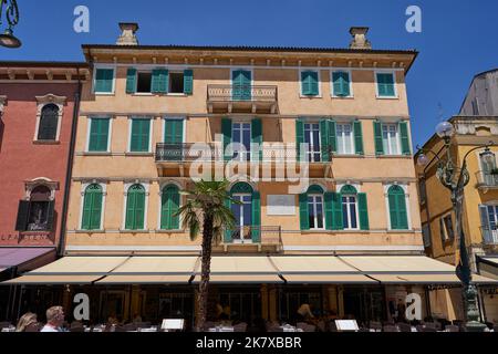 Verona, Italien - 13. Juli 2022 - das Herz der Stadt, Piazza Bra, mit der monumentalen Arena an einem sonnigen Tag Stockfoto