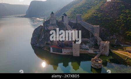 Luftaufnahmen der Festung Golubac auf der serbischen Seite der Donau. Die Fotografie wurde von einer Drohne mit der Donau im aufgenommen Stockfoto