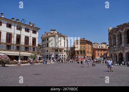 Verona, Italien - 13. Juli 2022 - das Herz der Stadt, Piazza Bra, mit der monumentalen Arena an einem sonnigen Tag Stockfoto