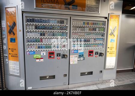 Tokio, Japan. 19. Oktober 2022. Japanische Zigarettenautomaten, Zigarette-jidohanbaiki, die eine TASPO IC-Karte zur Altersbestimmung benötigen, befinden sich auf der Straße in Shibuya. Das Alter für den Kauf von Alkohol-, Raucher- und Nikotinprodukten in Japan beträgt 20. Allgemeine Szenen von Fußgängern, Touristen, Tokyoiten und Pendlern in Shibuya, einem beliebten Reiseziel mit vielen Geschäftsräumen, Geschäften und Restaurants. Japan hat kürzlich nach mehr als zwei Jahren Reiseverbote aufgrund der COVID-19-Pandemie wieder für den Tourismus geöffnet. Kredit: ZUMA Press, Inc./Alamy Live Nachrichten Stockfoto