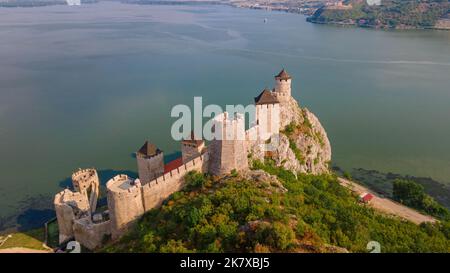 Luftaufnahmen der Festung Golubac auf der serbischen Seite der Donau. Die Fotografie wurde von einer Drohne mit der Donau im aufgenommen Stockfoto