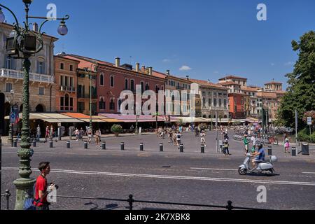 Verona, Italien - 13. Juli 2022 - das Herz der Stadt, Piazza Bra, mit der monumentalen Arena an einem sonnigen Tag Stockfoto