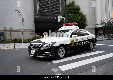 Tokio, Japan. 19. Oktober 2022. Ein Tokyo Metropolitan Police Auto, das in Shibuya, Tokyo Police, Public Safety, Japanese Law Enforcement eine Wende macht. LÖWE. Polizeiauto, Polizeikreuzfahrtschiff. Japan Legal System, Japan Criminal Justice System. Immigration.Allgemeine Szenen von Fußgängern, Touristen, Tokyoiten und Pendlern in Shibuya, einem beliebten Reiseziel mit vielen Geschäftsräumen, Geschäften und Restaurants. Japan hat kürzlich nach mehr als zwei Jahren Reiseverbote aufgrund der COVID-19-Pandemie wieder für den Tourismus geöffnet. Kredit: ZUMA Press, Inc./Alamy Live Nachrichten Stockfoto