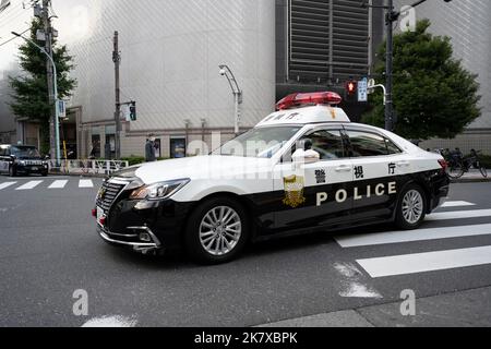 Tokio, Japan. 19. Oktober 2022. Ein Tokyo Metropolitan Police Auto, das in Shibuya, Tokyo Police, Public Safety, Japanese Law Enforcement eine Wende macht. LÖWE. Polizeiauto, Polizeikreuzfahrtschiff. Japan Legal System, Japan Criminal Justice System. Immigration.Allgemeine Szenen von Fußgängern, Touristen, Tokyoiten und Pendlern in Shibuya, einem beliebten Reiseziel mit vielen Geschäftsräumen, Geschäften und Restaurants. Japan hat kürzlich nach mehr als zwei Jahren Reiseverbote aufgrund der COVID-19-Pandemie wieder für den Tourismus geöffnet. Kredit: ZUMA Press, Inc./Alamy Live Nachrichten Stockfoto