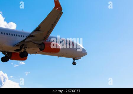 Flugzeug vom Reisebüro TUI auf Landeanflug. Blauer Himmel mit viel Platz für Text. 08. Oktober 2022, Rhodos, Griechenland Stockfoto