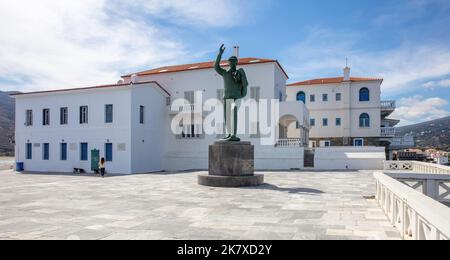 Unbekannte Seemannsstatue auf der Insel Andros, Griechenland. Die Skulptur auf dem Platz von Riva in Chora Stadt.Traditionelles Gebäude Hintergrund, sonniger Tag Stockfoto