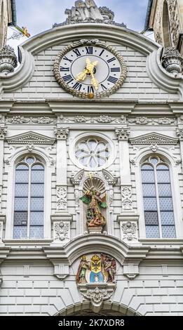 Bunte Leodegarkirche Basilikumfassade Luzern Schweiz St. Michael Statue ursprünglich ein Kloster im Jahr 1100s wurde eine Kirche im Jahr 1874 Stockfoto