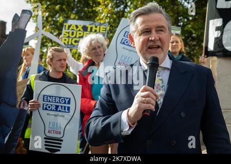 London, Großbritannien. 19.. Oktober 2022. Der Abgeordnete Barry Gardiner, Labour-Abgeordneter von Brent North, spricht vor Aktivisten der Fuel Poverty Action, Vertretern von Gewerkschaften, NGOs, Basisorganisationen und Abgeordneten bei einer Kundgebung vor dem Parlament. Energy for All, eine Forderung nach einer Energiezulage zur Deckung des Grundbedarfs an Heizung, Kochen und Beleuchtung, die von der Aktion zur Bekämpfung der Energiearmut vorgeschlagen wurde, Wurde von einer Petition unterstützt, die heute von über 600.000 Personen in der Downing Street unterzeichnet wurde und ist integraler Bestandteil eines vom Parlamentsabgeordneten Clive Lewis vorgelegten frühen Tagesantrags, der eine Energy Equity Commission vorschlägt. Kredit: Mark Ker Stockfoto