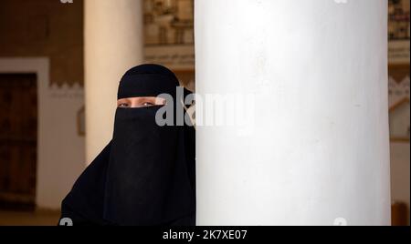 Frau in Burka-Innenraum National Museum Riyadh Saudia Arabia Stockfoto