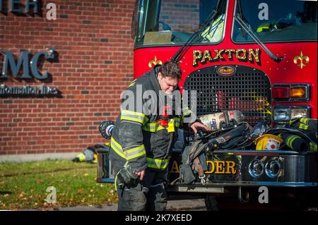 Oakham, Paxton, Princeton, Rutland und West Boylston Fire Departments im Worcester Fire Department Training Center Stockfoto