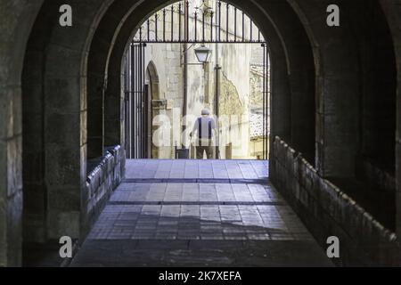 Detail des Spaziergangs durch eine mittelalterliche Straße in einer alten Stadt in Spanien Stockfoto