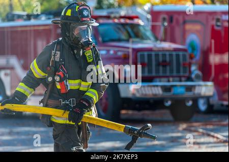 Oakham, Paxton, Princeton, Rutland und West Boylston Fire Departments im Worcester Fire Department Training Center Stockfoto