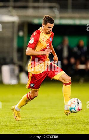 Sandhausen, Deutschland. 19. Oktober 2022. Fußball: DFB-Pokal, SV Sandhausen - Karlsruher SC, 2. Runden, BWT-Stadion am Hardtwald. Der Karlsruher Philip Heise spielt den Ball. Kredit: Uwe Anspach/dpa - Nutzung nur nach schriftlichem Vereinbarung mit der dpa/Alamy Live News Stockfoto