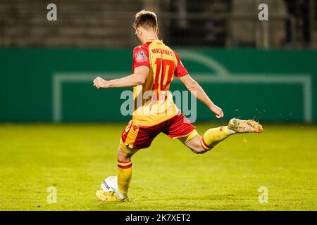 Sandhausen, Deutschland. 19. Oktober 2022. Fußball: DFB-Pokal, SV Sandhausen - Karlsruher SC, 2. Runden, BWT-Stadion am Hardtwald. Der Karlsruher Marvin Wanitzek erzielt das Elfmetertor in 2:1. Kredit: Uwe Anspach/dpa - Nutzung nur nach schriftlichem Vereinbarung mit der dpa/Alamy Live News Stockfoto