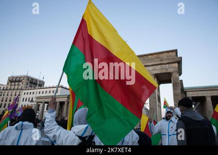 Am 19. Oktober 2022 versammelten sich Demonstranten vor dem Brandenburger Tor in Berlin, um gegen türkische Angriffe auf Kurden zu protestieren. Laut einer Untersuchung der Friedensorganisation International Physicians for the Prevention of Nuclear war (IPPNW) setzt die Türkei Tränengas und möglicherweise Chlorgas gegen die Arbeiterpartei Kurdistans (PKK) ein. Erst kürzlich wurden Berichten zufolge 17 Freiheitskämpfer durch Chemiewaffenangriffe getötet, so die Demonstranten. Das kurdische Volk, die kurdischen Bewegungen und die solidarischen Menschen mit ihnen versuchen seit langem, die Öffentlichkeit für das Thema zu sensibilisieren und ihre Stimme zu erheben Stockfoto