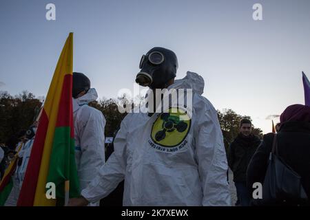 Am 19. Oktober 2022 versammelten sich Demonstranten vor dem Brandenburger Tor in Berlin, um gegen türkische Angriffe auf Kurden zu protestieren. Laut einer Untersuchung der Friedensorganisation International Physicians for the Prevention of Nuclear war (IPPNW) setzt die Türkei Tränengas und möglicherweise Chlorgas gegen die Arbeiterpartei Kurdistans (PKK) ein. Erst kürzlich wurden Berichten zufolge 17 Freiheitskämpfer durch Chemiewaffenangriffe getötet, so die Demonstranten. Das kurdische Volk, die kurdischen Bewegungen und die solidarischen Menschen mit ihnen versuchen seit langem, die Öffentlichkeit für das Thema zu sensibilisieren und ihre Stimme zu erheben Stockfoto