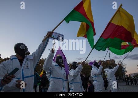 Am 19. Oktober 2022 versammelten sich Demonstranten vor dem Brandenburger Tor in Berlin, um gegen türkische Angriffe auf Kurden zu protestieren. Laut einer Untersuchung der Friedensorganisation International Physicians for the Prevention of Nuclear war (IPPNW) setzt die Türkei Tränengas und möglicherweise Chlorgas gegen die Arbeiterpartei Kurdistans (PKK) ein. Erst kürzlich wurden Berichten zufolge 17 Freiheitskämpfer durch Chemiewaffenangriffe getötet, so die Demonstranten. Das kurdische Volk, die kurdischen Bewegungen und die solidarischen Menschen mit ihnen versuchen seit langem, die Öffentlichkeit für das Thema zu sensibilisieren und ihre Stimme zu erheben Stockfoto