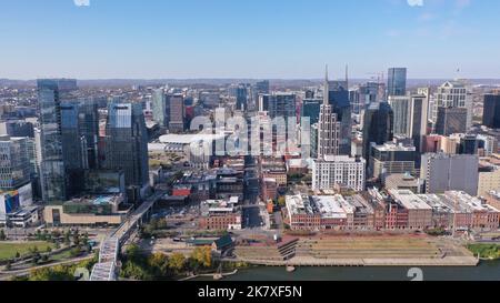 Luftaufnahme der Broadway-Straße in der Innenstadt von Nashville Tennessee Stockfoto