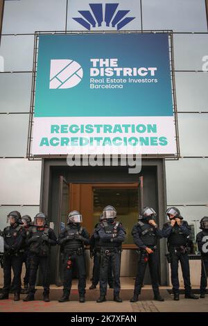 Barcelona, Spanien. 19. Oktober 2022. Während der Demonstration bewachen Polizeibeamte den Eingang zum Immobilienkongress. Mehr als 200 Menschen aus den Wohnungsbaugenossenschaften demonstrierten, als sie ihre Empörung über die hohen Mietpreise außerhalb des Immobilienkongresses zum Ausdruck brachten. Kredit: SOPA Images Limited/Alamy Live Nachrichten Stockfoto