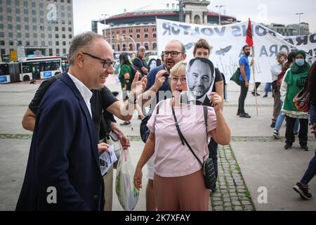 Barcelona, Spanien. 19. Oktober 2022. Eine Protesterin äußert ihre Ablehnung gegenüber einem Foto von Enrique Losantos während der Demonstration. Mehr als 200 Menschen aus den Wohnungsbaugenossenschaften demonstrierten, als sie ihre Empörung über die hohen Mietpreise außerhalb des Immobilienkongresses zum Ausdruck brachten. Kredit: SOPA Images Limited/Alamy Live Nachrichten Stockfoto