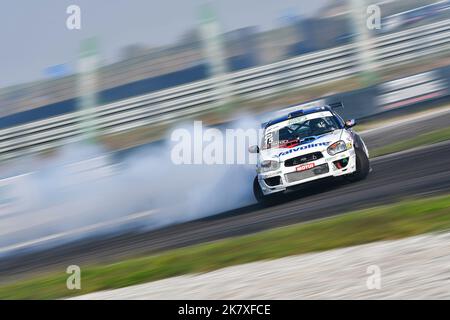 Driftende Motorsportkonkurrenz ein Spektakel auf der ganzen Seite, rauchende Reifen und Gegenlenkung Stockfoto