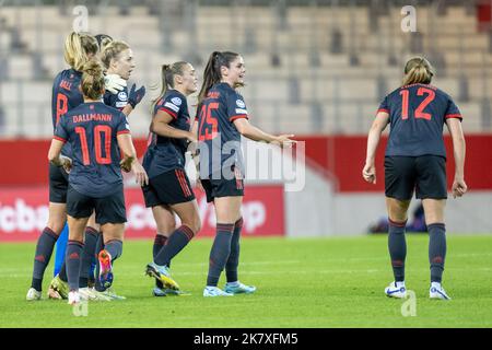 München, Deutschland. 19. Oktober 2022. Fußball, Frauen: Champions League, Bayern München - FC Rosengard, Gruppenphase, Gruppe D, Spieltag 1, FC Bayern Campus: Torfeier FC Bayern Frauen Credit: Kolbert-Press/Gamel/dpa/Alamy Live News Stockfoto