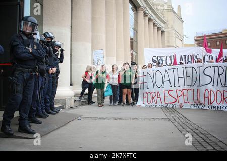 Barcelona, Spanien. 19. Oktober 2022. Während der Demonstration halten Demonstranten Transparente vor dem Immobilienkongress. Mehr als 200 Menschen aus den Wohnungsbaugenossenschaften demonstrierten, als sie ihre Empörung über die hohen Mietpreise außerhalb des Immobilienkongresses zum Ausdruck brachten. (Foto von Ximena Borrazas/SOPA Images/Sipa USA) Quelle: SIPA USA/Alamy Live News Stockfoto