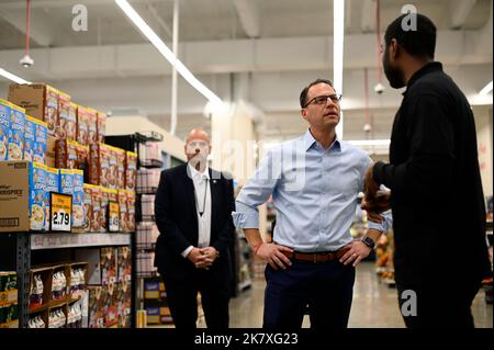 Philadelphia, Usa. 19. Oktober 2022. Der demokratische Kandidat des Gouverneurs von Pennsylvania, Josh Shapiro, tourt am 19. Oktober 2022 in North Philadelphia, PA, USA, durch das Lebensmittelgeschäft Bargain Market, ein Unternehmen im Besitz der Schwarzen, das von Donta Rose betrieben wird. Kredit: OOgImages/Alamy Live Nachrichten Stockfoto