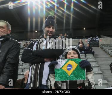 Newcastle, Großbritannien. 19. Oktober 2022. Ein junger Newcastle-Fan mit brasilianischer Flagge für Joelinton #7 von Newcastle United während des Premier League-Spiels Newcastle United gegen Everton in St. James's Park, Newcastle, Vereinigtes Königreich, 19.. Oktober 2022 (Foto von Mark Cosgrove/News Images) in Newcastle, Vereinigtes Königreich am 10/19/2022. (Foto von Mark Cosgrove/News Images/Sipa USA) Quelle: SIPA USA/Alamy Live News Stockfoto