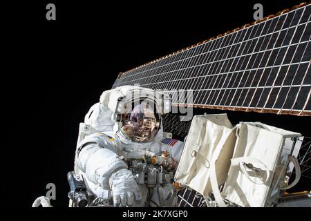 Am 6. November 2015 arbeiteten die NASA-Astronauten Scott Kelly und Kjell Lindgren 7 Stunden und 48 Minuten außerhalb der Internationalen Raumstation auf dem 190.-Fußmarsch, um die Montage und Wartung der Station zu unterstützen. Die Astronauten stellten das Ammoniak-Kühlsystem des Backbord (P6) wieder in seine ursprüngliche Konfiguration ein, die Hauptaufgabe für den Spacewalk. Sie gaben auch Ammoniak in den Primzahl- und Backup-Systemen auf die gewünschten Werte zurück. Der Spacewalk war der zweite für beide Astronauten. Die Crew-Mitglieder haben nun insgesamt 1.192 Stunden und 4 Minuten außerhalb des Orbitallabors gearbeitet. Stockfoto