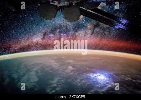 Astronauten an Bord der Internationalen Raumstation (ISS) sehen die Welt nachts auf jeder Umlaufbahn – das sind 16 Mal pro Tag der Besatzung. Stockfoto