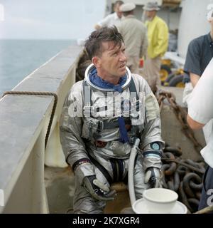 Astronaut Walter M. Schirra Jr., Kommandant von Gemini VI, tritt während des Wasserausstiegstrainings an Bord des NASA-Motorschiffs Retriever im Golf von Mexiko auf. Dieses Training bereitete die Astronauten darauf vor, die Kapsel nach der Landung im Ozean zu verlassen. Stockfoto