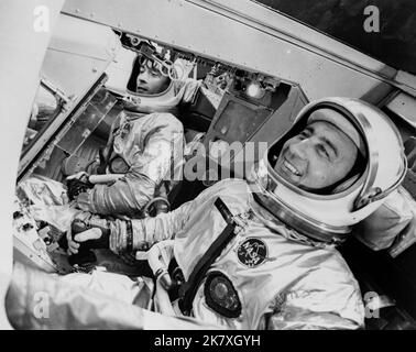 Die Astronauten Virgil I. „Gus“ Grissom und John W. Young nahmen am ersten Gemini-Flug mit Besatzung, Gemini III, Teil Stockfoto