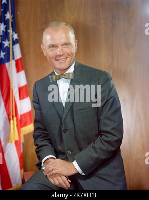 Astronaut John Glenn - Offizielles Portraitfoto des Astronaut John H. Glenn, Jr., des ersten Amerikaners, der die Erde in einer Project Mercury-Sonde umkreist. Stockfoto