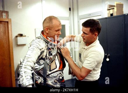 Der Astronaut John H. Glenn Jr., Pilot der irdischen Weltraummission Mercury-Atlas 6, eignet sich während der MA-6-Vorflugaktivitäten am Cape Canaveral, Florida. Unterstützung von Glenn ist der Anzugstechniker Al Rochford. Stockfoto