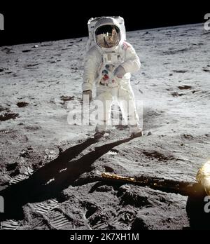 Astronaut Buzz Aldrin wandert während der Apollo 11-Mission auf der Oberfläche des Mondes in der Nähe des Fußes des Mondmoduls Eagle. Missionskommandant Neil Armstrong nahm dieses Foto mit einer 70mm-Mond-Oberflächenkamera auf. Während die Astronauten Armstrong und Aldrin die Mondregion Sea of Tranquility erkundeten, blieb der Astronaut Michael Collins bei den Kommandos- und Servicemodulen in der Mondumlaufbahn. Stockfoto