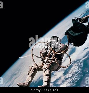 Astronaut Ed White führte den ersten amerikanischen Spacewalk während der Mission Gemini 4 am 3. Juni 1965 durch. Astronaut Ed White, Pilot der Raumflugmission Gemini-Titan 4 (GT-4), schwimmt während der dritten Revolution der GT-4-Sonde in der Schwerelosigkeit des Weltraums. Stockfoto