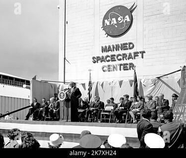 Astronaut John Glenn Jr. spricht, nachdem er von Präsident John F. Kennedy nach Glenns historischem Flug mit drei Orbits, Mercury-Atlas 6, geehrt wurde. Die Zeremonie fand vor dem Hangar S in der Cape Canaveral Air Force Station statt. Stockfoto