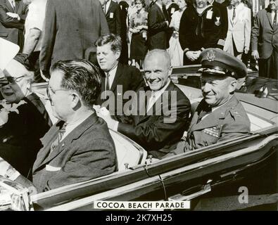 Präsident John F. Kennedy, Astronaut John Glenn und General Leighton I. Davis fahren nach Glenns historischem ersten US-Orbitalraumflug bei einer Parade in Cocoa Beach, Florida, zusammen. Stockfoto