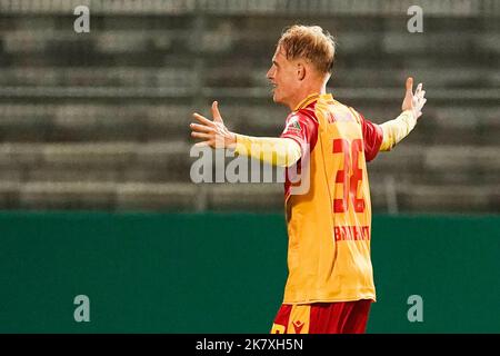 Sandhausen, Deutschland. 19. Oktober 2022. Fußball: DFB-Pokal, SV Sandhausen - Karlsruher SC, 2. Runden, BWT-Stadion am Hardtwald. Karlsruher Torschütze Tim Breithaupt feiert das Tor zu 2:2. Kredit: Uwe Anspach/dpa - Nutzung nur nach schriftlichem Vereinbarung mit der dpa/Alamy Live News Stockfoto