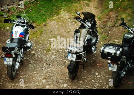 Vorokhta, Ukraine - 10. März 2021: BMW R1200 GS Motorräder auf unbefestigten Straßen in den Karpaten. Stockfoto