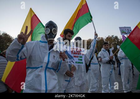 Berlin, Deutschland. 19. Oktober 2022. Am 19. Oktober 2022 versammelten sich Demonstranten vor dem Brandenburger Tor in Berlin, um gegen türkische Angriffe auf Kurden zu protestieren. Laut einer Untersuchung der Friedensorganisation International Physicians for the Prevention of Nuclear war (IPPNW) setzt die Türkei Tränengas und möglicherweise Chlorgas gegen die Arbeiterpartei Kurdistans (PKK) ein. Erst kürzlich wurden Berichten zufolge 17 Freiheitskämpfer durch Chemiewaffenangriffe getötet, so die Demonstranten. Kredit: ZUMA Press, Inc./Alamy Live Nachrichten Stockfoto