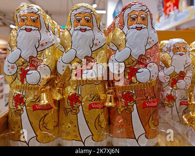Gruppe von Lindt Schokolade Weihnachtsmann Figuren in einem Supermarkt Stockfoto