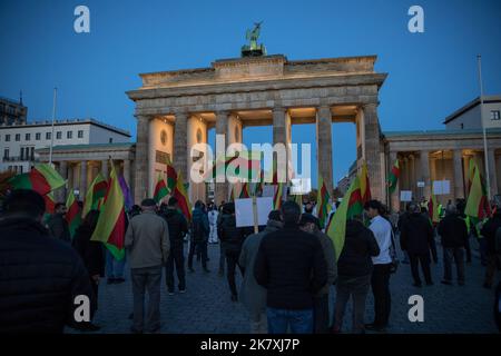 Berlin, Deutschland. 19. Oktober 2022. Am 19. Oktober 2022 versammelten sich Demonstranten vor dem Brandenburger Tor in Berlin, um gegen türkische Angriffe auf Kurden zu protestieren. Laut einer Untersuchung der Friedensorganisation International Physicians for the Prevention of Nuclear war (IPPNW) setzt die Türkei Tränengas und möglicherweise Chlorgas gegen die Arbeiterpartei Kurdistans (PKK) ein. Erst kürzlich wurden Berichten zufolge 17 Freiheitskämpfer durch Chemiewaffenangriffe getötet, so die Demonstranten. Kredit: ZUMA Press, Inc./Alamy Live Nachrichten Stockfoto