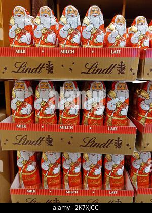 Gruppe von Lindt Schokolade Weihnachtsmann Figuren in einem Supermarkt Stockfoto