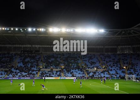 Coventry-Spieler wärmen sich vor dem Sky Bet Championship-Spiel in der Coventry Building Society Arena, Coventry, auf. Bilddatum: Mittwoch, 19. Oktober 2022. Stockfoto