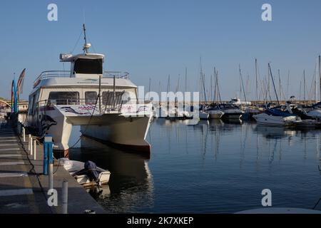 Katamaran für touristische Ausflüge, festgemacht in Puerto Marina, Hafen von Benálmadena, Provinz Málaga, Spanien. Stockfoto