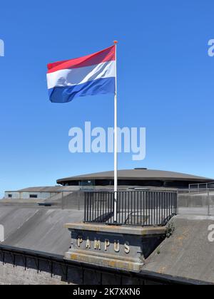 Holländische Flagge in Pampus, einer künstlichen Insel und einer Festung aus dem späten 19.. Jahrhundert in der Nähe von Amsterdam Stockfoto