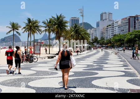 Strandpromenade von der Strandpromenade von der Küste. Strandgänger, die am sonnigen Wochenende am berühmten Bürgersteig zum Meer laufen Stockfoto